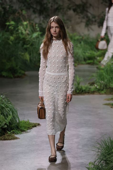 Sfilata Gucci Cruise 2025 a Londra: foto dei look più belli